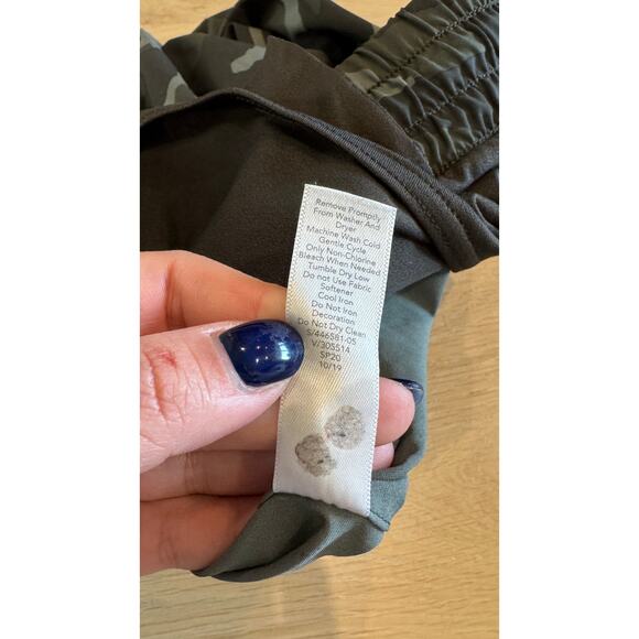 ATHLETA PRINTED MESH RACER RUN SHORT 4” olive camo size large - Picture 6 of 13